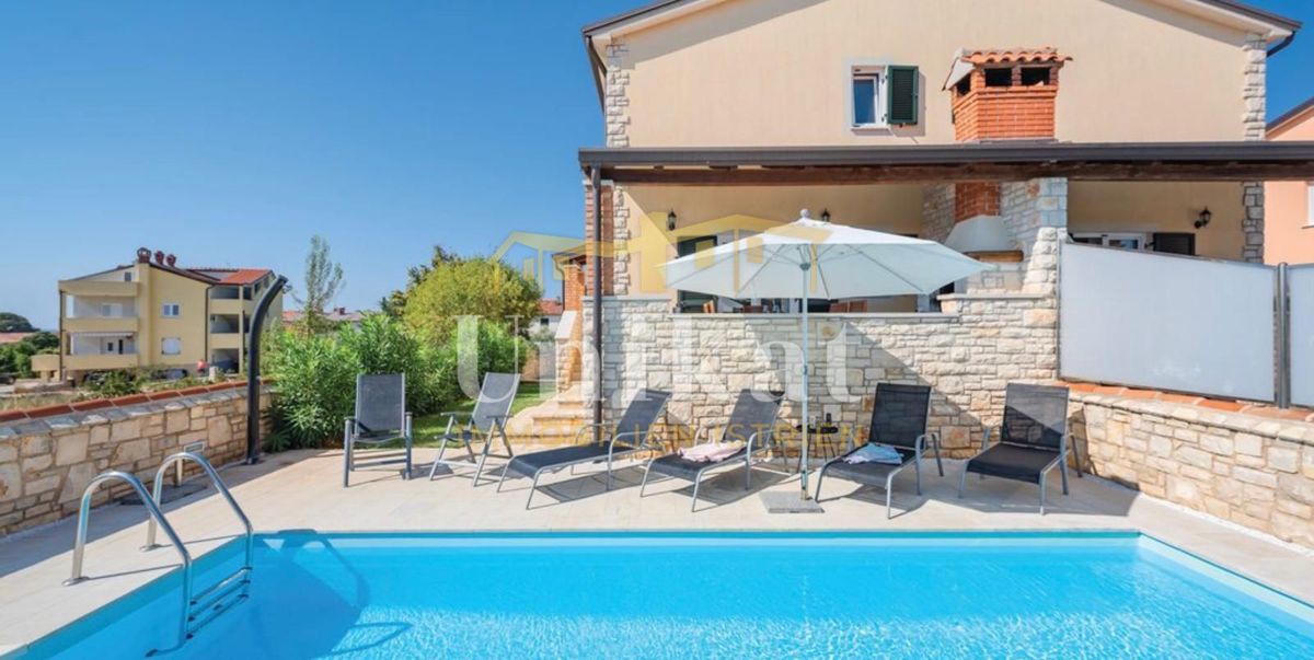 Dvojna hiša z bazenom - 350 m do plaže